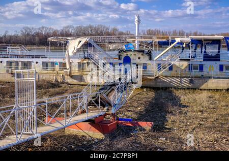 Belgrad / Serbien - 22. Februar 2020: Altes baufällig Flussfloß am Ufer der Donau in Belgrad, Serbien Stockfoto