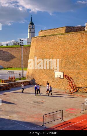 Belgrad / Serbien - 22. Februar 2020: Jugendliche spielen Basketball auf dem Basketballplatz in der Festung Belgrad (Kalemegdan Park) Stockfoto