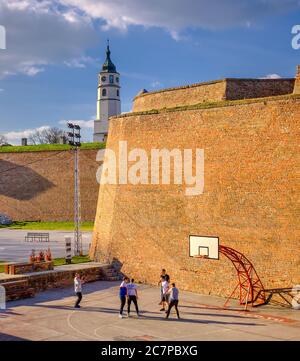 Belgrad / Serbien - 22. Februar 2020: Jugendliche spielen Basketball auf dem Basketballplatz in der Festung Belgrad (Kalemegdan Park) Stockfoto