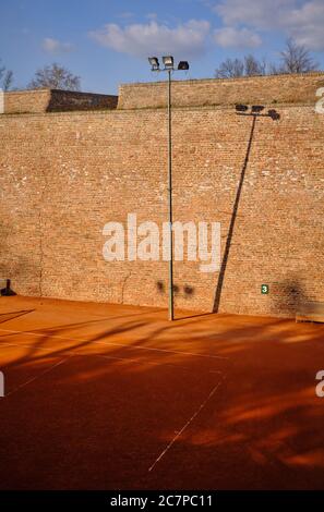 Belgrad / Serbien - 22. Februar 2020: Tennisplatz auf der Festung Belgrad, Kalemegdan Park in Belgrad, Serbien Stockfoto