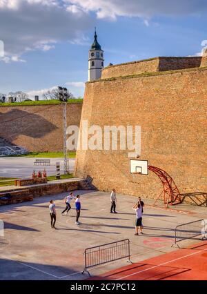 Belgrad / Serbien - 22. Februar 2020: Jugendliche spielen Basketball auf dem Basketballplatz in der Festung Belgrad (Kalemegdan Park) Stockfoto