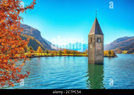 Fantastische Herbstansicht des untergetauchten Glockenturms im Reschensee. Lage: Graun im Vinschgau Dorf, Reschensee oder Reschensee, Provinz Südtirol, R Stockfoto