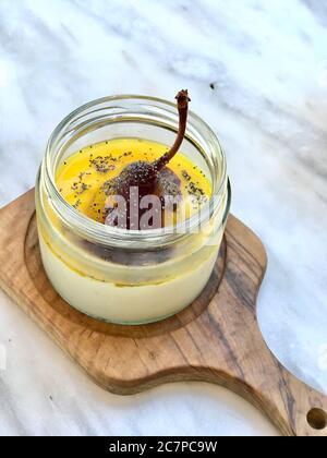 Pudding im türkischen Stil Dessert mit Saflor, Birne, Salep / Sahlep und Mohn im Glas. Traditionelles Gericht. Stockfoto