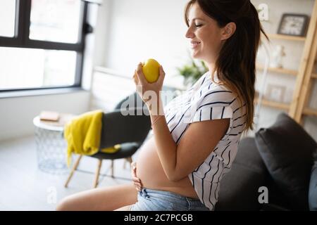 Schwangere Frau erwartet Baby mit gesunden Lebensstil Stockfoto