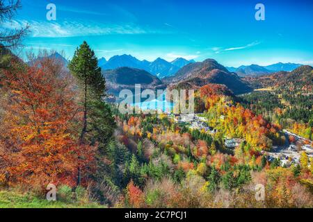 Draufsicht Panorama Alpsee und Schwangau Dorf im Herbst. Lage: Dorf Schwangau, in der Nähe von Füssen, Südwestbayern, Deutschland, Europa Stockfoto