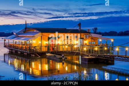 Belgrad / Serbien - 22. Februar 2020: Abends Blick auf Floßrestaurant und Bar an der Donau in Belgrad, Serbien Stockfoto