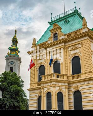 Belgrad / Serbien - 23. Juni 2020: Gebäude der Botschaft Österreichs in Belgrad, Serbien, mit der Kathedrale des heiligen Erzengels Michael im Hintergrund Stockfoto