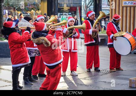 Belgrad / Serbien - 1. Januar 2020: Blasmusikkapelle Musiker in Weihnachtsmann-Kostümen am Neujahrstag in Fußgänger Knez Miha Stockfoto