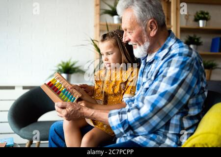Großeltern genießen die Zeit lachen mit kleinen Mädchen Enkelkind zu Hause Stockfoto