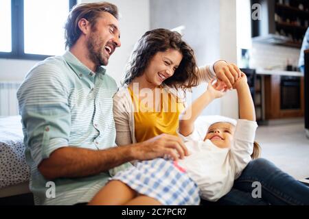 Glückliche Familie Spaß mal zu Hause Stockfoto