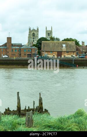 Blick über den Fluss Great Ouse mit Blick auf das Münster in Kings Lynn, Norfolk, Großbritannien. Stockfoto