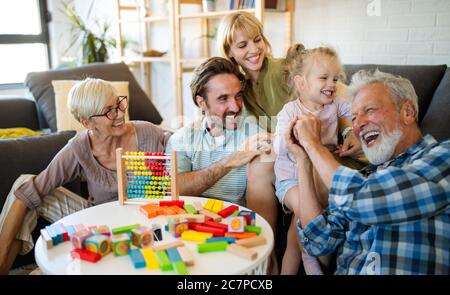 Senior Großeltern mit Enkelkindern spielen und Spaß haben mit der Familie Stockfoto