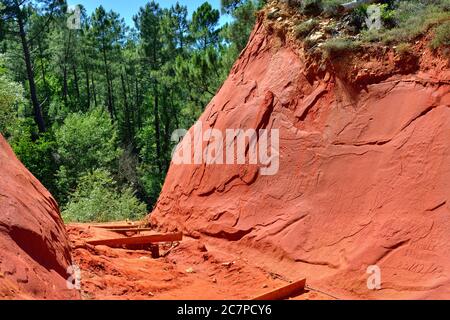 Beliebte Trekking-Route in der Schaltung in der provenzalischen Colorado, einst ockerfarbenen Steinbrüchen und jetzt eine seltsame Landschaft von fantastischen Formen und lebendigen Farben Stockfoto