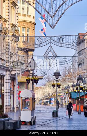 Belgrad / Serbien - 15. Februar 2020: Knez Mihailova Straße, die wichtigste Fußgängerzone und Einkaufszone in Belgrad, Serbien Stockfoto