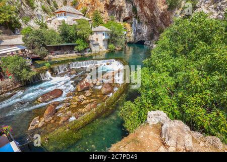 Derwisch Kloster oder tekke an der Buna Quelle in der Stadt Blagaj. Lage: Blagaj, Mostar-Becken, Kanton Herzegowina-Neretva, Bosnien und Herz Stockfoto