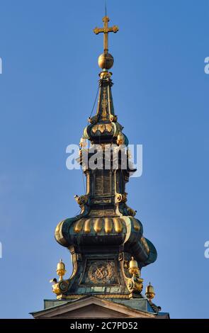 Belgrad / Serbien - 15. Februar 2020: Glockenturm der Kathedrale Kirche des Erzengels Michael, serbisch-orthodoxe Kirche im Zentrum von Belgr Stockfoto
