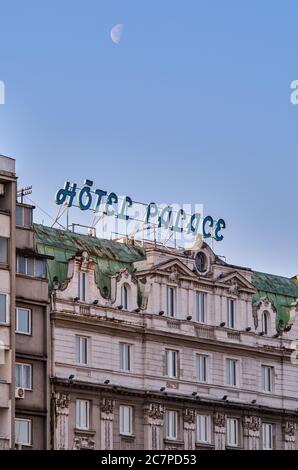 Belgrad / Serbien - 15. Februar 2020: Fassade des alten Hotel Palace eröffnet im Jahr 1923, in Belgrad, Serbien Stockfoto