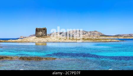 Panoramablick auf den alten Wachturm vor dem Strand "La Pelosa" in Stintino, Sardinien, Italien Stockfoto