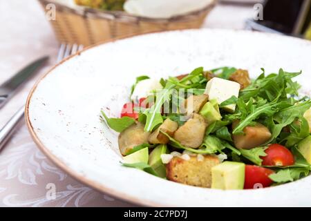 Frischer grüner Salat mit Birnen, Feta, Rucola und Avocado Stockfoto