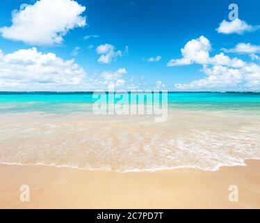 Verschwommener blauer Himmel und Meer mit Bokeh Licht und alten Holztisch Hintergrund Stockfoto