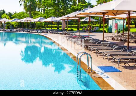 Schöne Luxus-Schwimmbad im Hotelresort Stockfoto