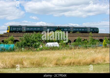 Eton, Windsor, Berkshire, Großbritannien. Juli 2020. Ein GWR-Zug auf dem Weg von Windsor & Eton Central Station nach Slough passiert an einem warmen sonnigen Tag Schrebergarten in Eton. Quelle: Maureen McLean/Alamy Stockfoto