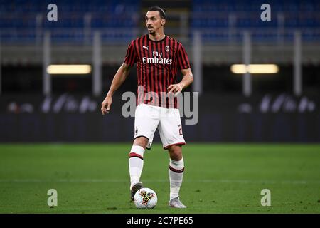 Mailand, Italien. Juli 2020. MAILAND, ITALIEN - 18. Juli 2020: Zlatan Ibrahimovic vom AC Mailand in Aktion während des Fußballspiels Serie A zwischen AC Mailand und Bologna FC. AC Mailand gewann 5-1 gegen den FC Bologna. (Foto von Nicolò Campo/Sipa USA) Quelle: SIPA USA/Alamy Live News Stockfoto