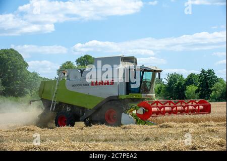 Eton, Windsor, Berkshire, Großbritannien. Juli 2020. Ein Mähdrescher erntet Weizen auf Feldern in Eton, Berkshire an einem warmen sonnigen Sommertag, bevor der vorhergesagte Regen eintrifft. Quelle: Maureen McLean/Alamy Stockfoto