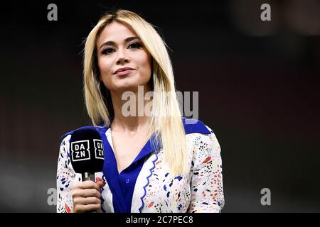 MAILAND, ITALIEN - 18. Juli 2020: Diletta Leotta schaut vor dem Fußballspiel der Serie A zwischen AC Mailand und dem FC Bologna. AC Mailand gewann 5-1 gegen den FC Bologna. (Foto von Nicolò Campo/Sipa USA) Stockfoto