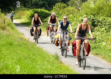 Frauen genießen Urlaub Fahrrad fahren auf dem Radweg Europa, die Straße auf Elberadweg Sachsen Radfahren Deutschland Urlaub Frauen Fahrrad zusammen reiten Stockfoto