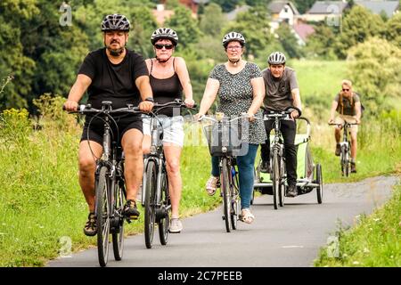 Gruppe von Senioren Menschen genießen Radfahren Sachsen Deutschland Urlaub Europäische Senioren, alte Menschen gesunde Lebensweise aktive Senioren Stockfoto