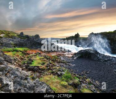 Unglaubliche Landschaft Szene Geitafoss Wasserfall. Geitafoss Kaskade in der Nähe des Godafoss Wasserfalls. Lage: Bardardardalur Tal, Skjalfandafljot Fluss, Eis Stockfoto