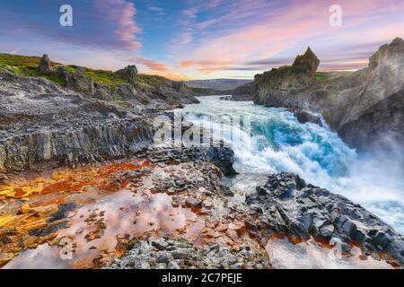 Unglaubliche Landschaft Szene Geitafoss Wasserfall. Geitafoss Kaskade in der Nähe des Godafoss Wasserfalls. Lage: Bardardardalur Tal, Skjalfandafljot Fluss, Eis Stockfoto