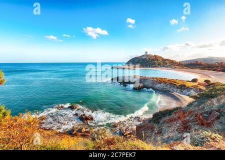 Blick auf die schöne Bucht von Chia und den wunderschönen Strand mit Torre di Chia Turm. Ort: Chia, Sardinien, Italien Europa Stockfoto