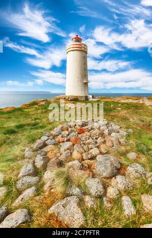 Atemberaubende Aussicht auf Skarsviti Leuchtturm in Vatnsnes Halbinsel an einem klaren Tag in Nordisland. Lage: Hvammstangi, Vatnsnes Halbinsel, Island, Europ Stockfoto