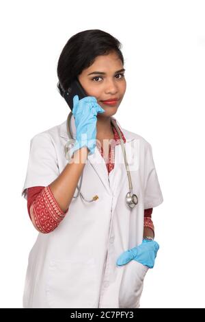 Ärztin mit Stethoskop auf Handy auf weißem Hintergrund sprechen Stockfoto