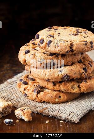 Chocolate Chip Cookies auf alten Holztisch Stockfoto