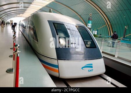 Lokomotive des Maglev-Zuges von der Longyang Road Station zum Shanghai Pudong International Airport. Der erste Maglev-Zug in Shanghai und China. Stockfoto