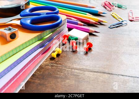 Zurück zur Schule: Notizbuch, Bleistifte, Lupe auf Holztisch Stockfoto