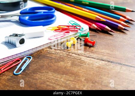 Zurück zur Schule: Notizbuch, Bleistifte, Lupe auf Holztisch Stockfoto