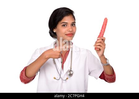 Ärztin hält gesunde frische Karotten Stockfoto