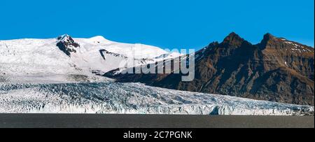 Panoramablick auf den Fjallsjokull Gletscher, der im Hintergrund in die Lagune kalbt. Lage: Fjallsarlon Gletscherlagune, Vatnajokull Nationalpark, Süd Stockfoto