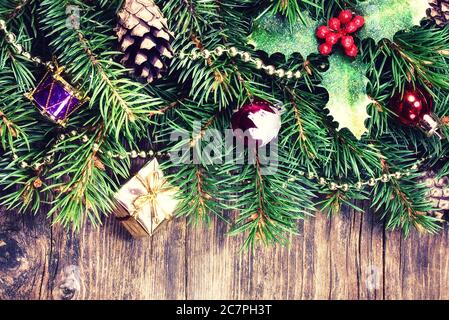 Weihnachts-Dekoration auf einem hölzernen Hintergrund Stockfoto