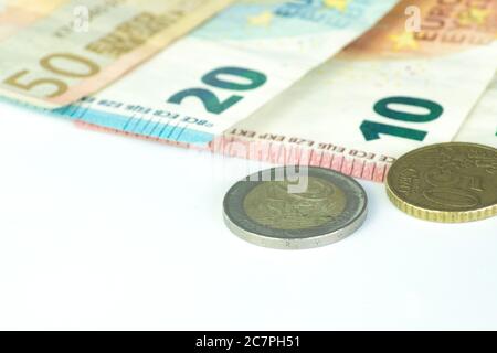 Nahaufnahme von Euroscheinen und -Münzen auf weißem Hintergrund. Economy-Konzept. Stockfoto