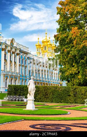 Garten im Katharinenpalast in Zarkoie Selo (Puschkin), Russland Stockfoto