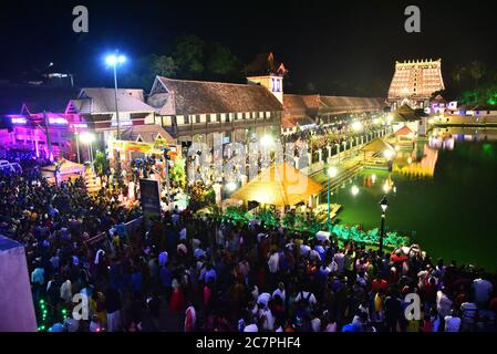 Menge an sree padmanabha swamy Tempel während lakshadeepam Zeremonie, trivandrum, kerala, indien Stockfoto