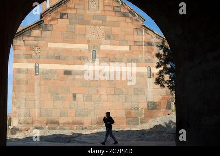 Touristen und Besucher werden Führungen durch das Innere von St. Astvatsatsin in Khor Virap gegeben, während Priester über ihre tägliche Arbeit gehen. Armenien Stockfoto