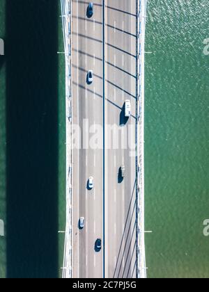 Blick von oben auf eine Brücke über das Meer Stockfoto