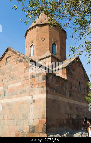 Der ikonische Blick auf Khor Virap und die umliegenden Weinberge als Touristen und Besucher werden Führungen rund um den Komplex in Armenien gegeben. Stockfoto