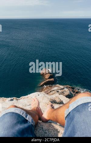High-Angle-Aufnahme eines Mannes mit jean-Shorts Stockfoto
